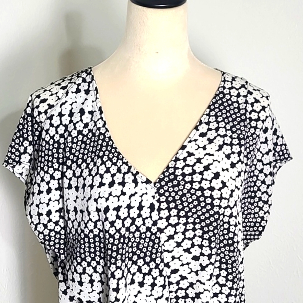 Michael Kors Black & White Floral Sleeveless Blouse, Front Curved Flap, Sz Large - Picture 3 of 10